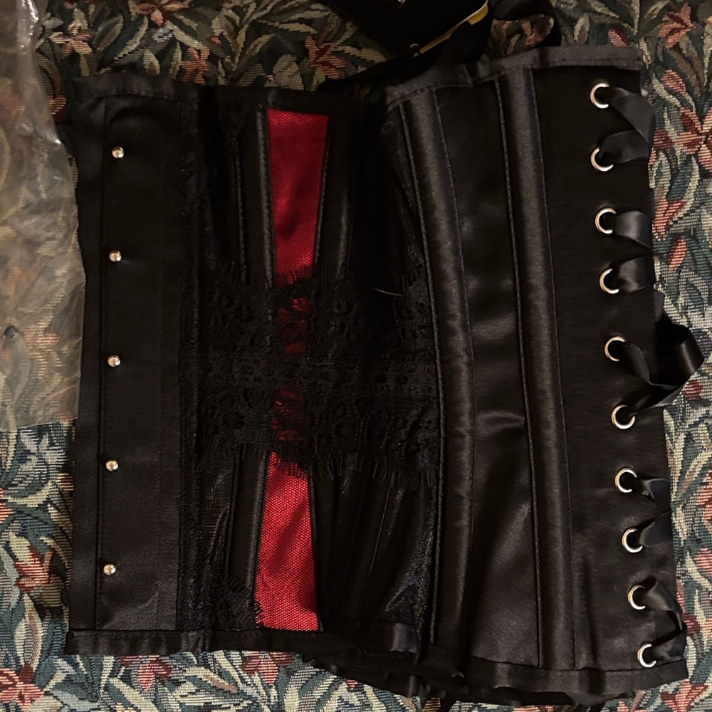 Black and Red Corset - Picture 5 of 7